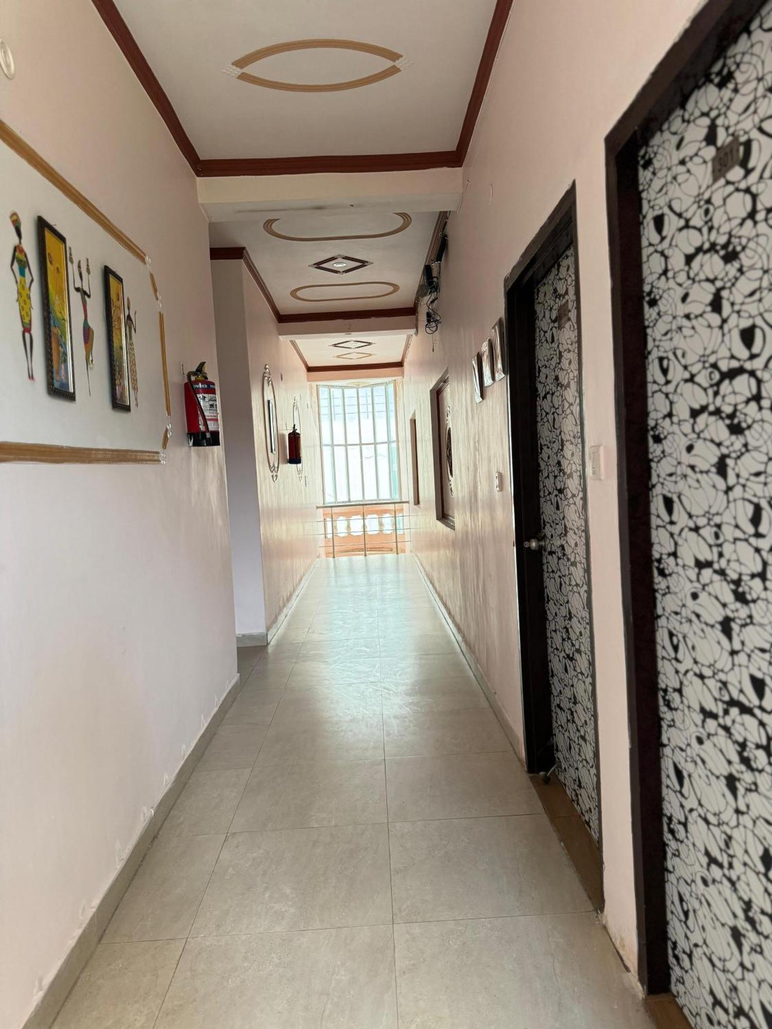 Sattva Cafe And Motel Rishīkesh Екстериор снимка