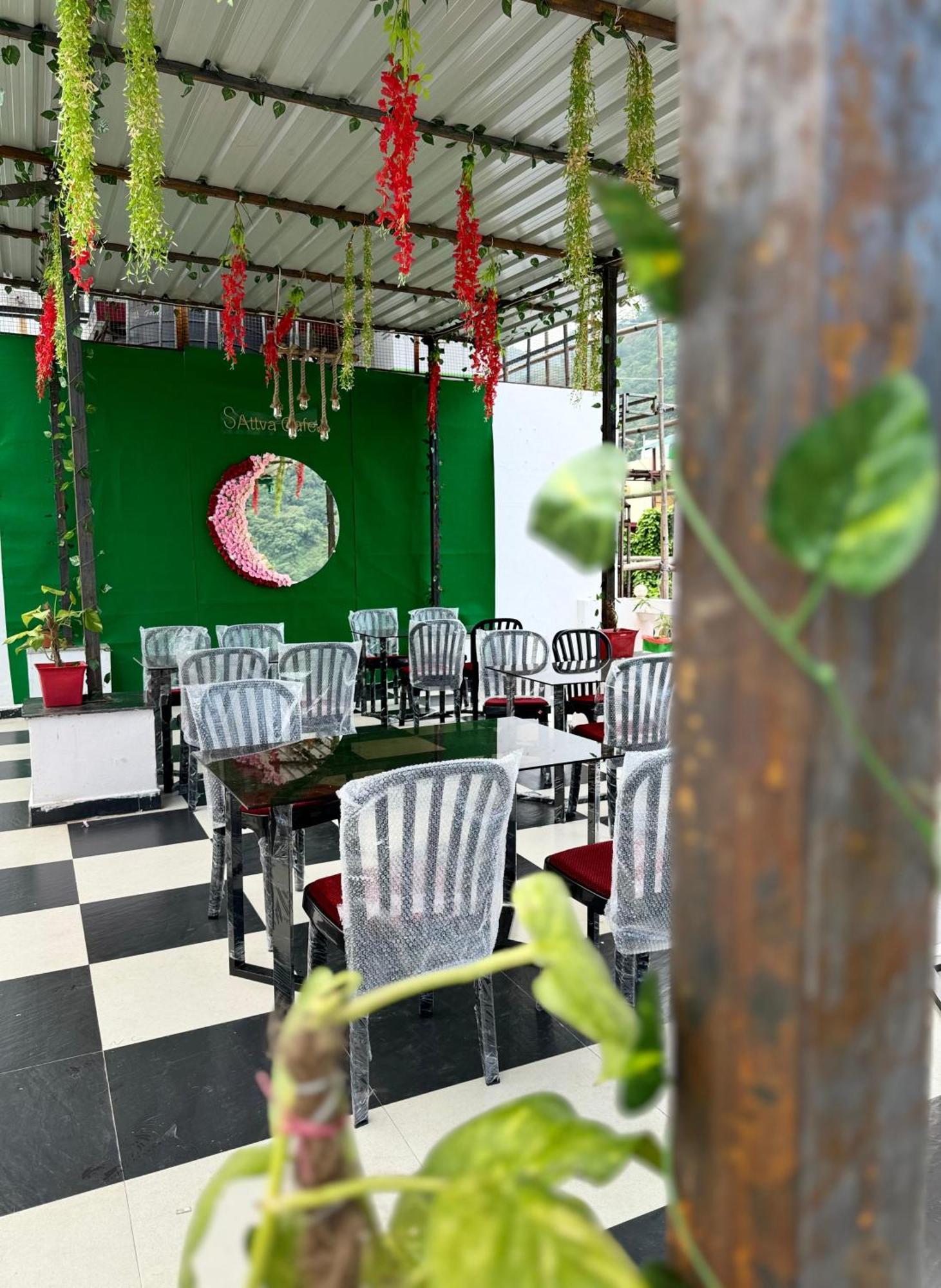 Sattva Cafe And Motel Rishīkesh Екстериор снимка