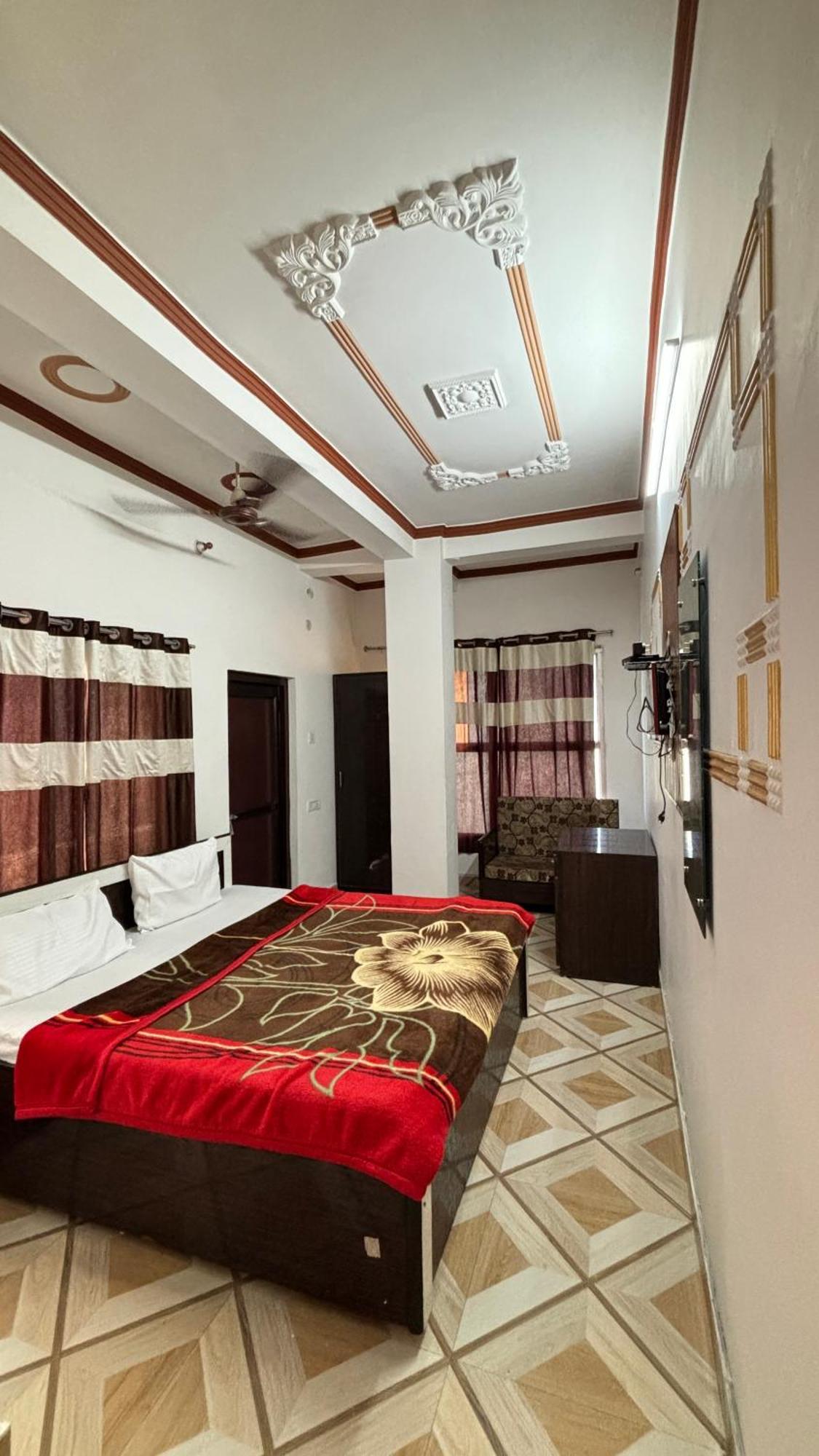 Sattva Cafe And Motel Rishīkesh Екстериор снимка