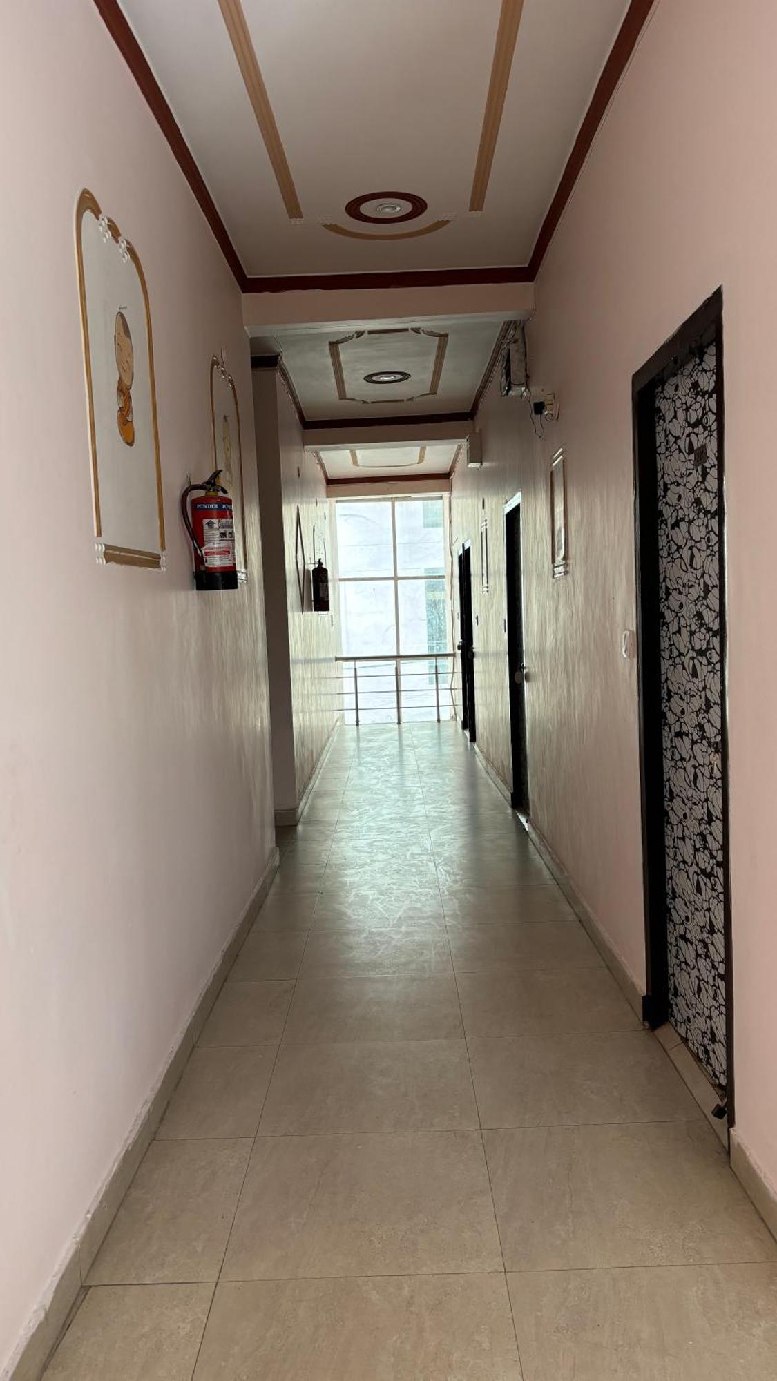 Sattva Cafe And Motel Rishīkesh Екстериор снимка