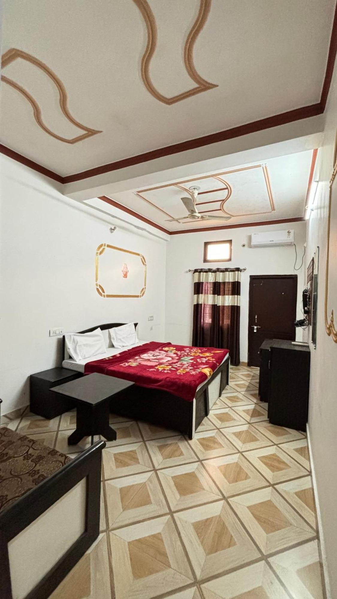 Sattva Cafe And Motel Rishīkesh Екстериор снимка