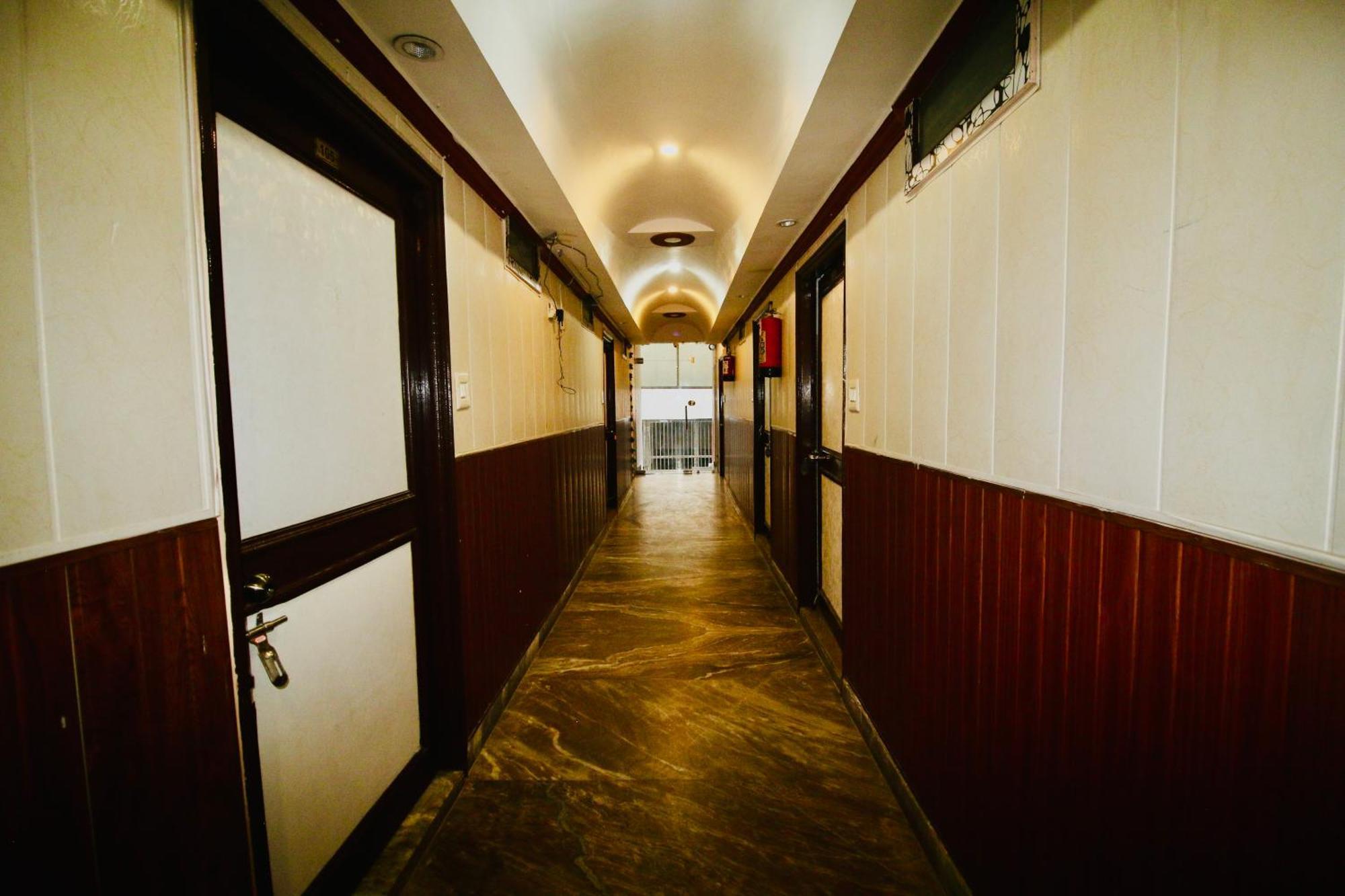 Sattva Cafe And Motel Rishīkesh Екстериор снимка