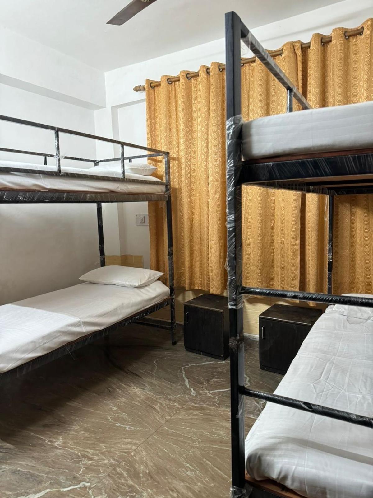 Sattva Cafe And Motel Rishīkesh Екстериор снимка