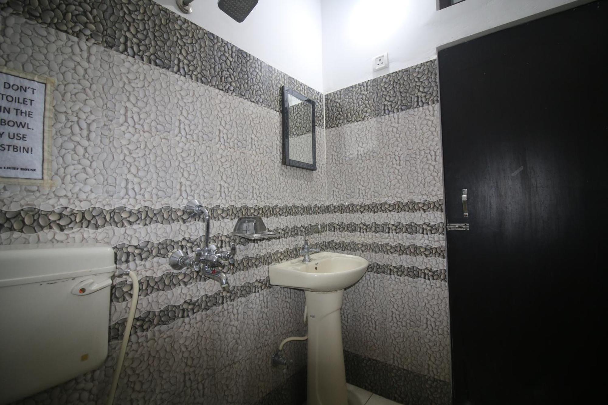 Sattva Cafe And Motel Rishīkesh Екстериор снимка